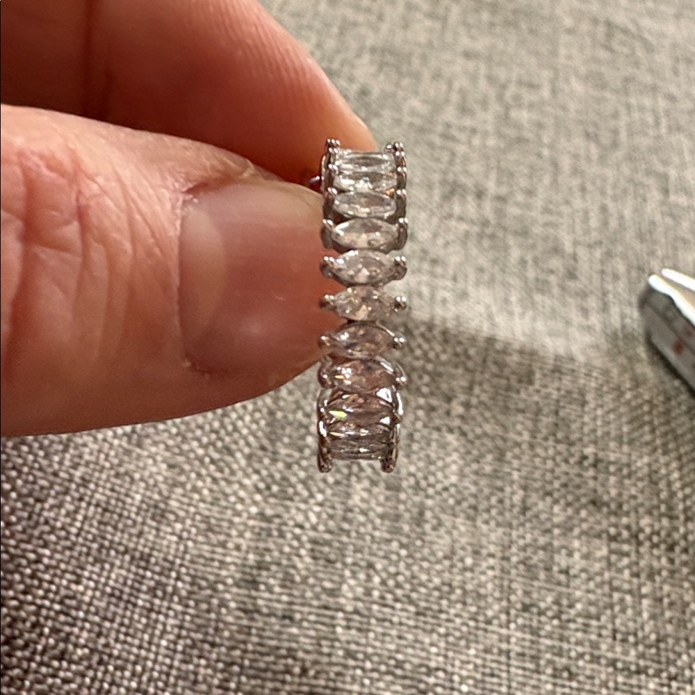 Elegant Silver infinity band Women's Ring Approximate size 6.75 MAKE ME AN OFFER - Picture 5 of 7